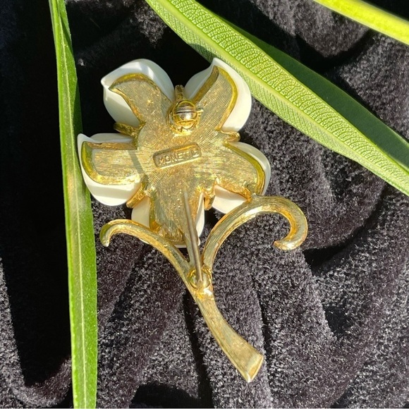 VINTAGE Signature Monet White/GoldTone Flower & Stems Brooch Pin - Picture 7 of 8
